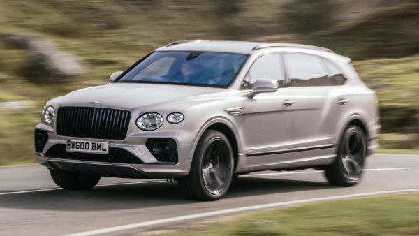 Ако свързвате все още марката Bentley с английска резервираност и сдържаност, Bentayga ще ви излекува. Първият SUV модел на бранда е създаден да бъде крещящ и да привлича вниманието. Особено в удължената си версия EWB. 
